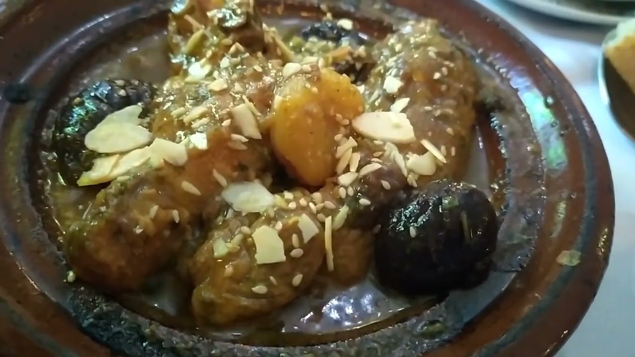 Tayin de cordero con ciruelas, orejones, sésamo y almendras del restaurante Balansiya en Valencia.