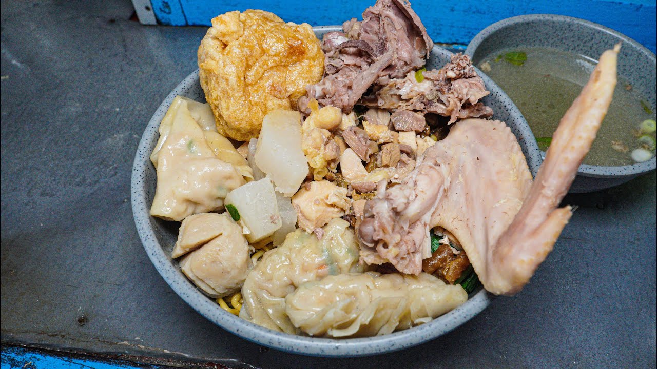 MIE AYAM TOPING BRUTAL, SAKING KEBANYAKAN TOPING SAMPE MIENYA GAK KELIATAN !!!