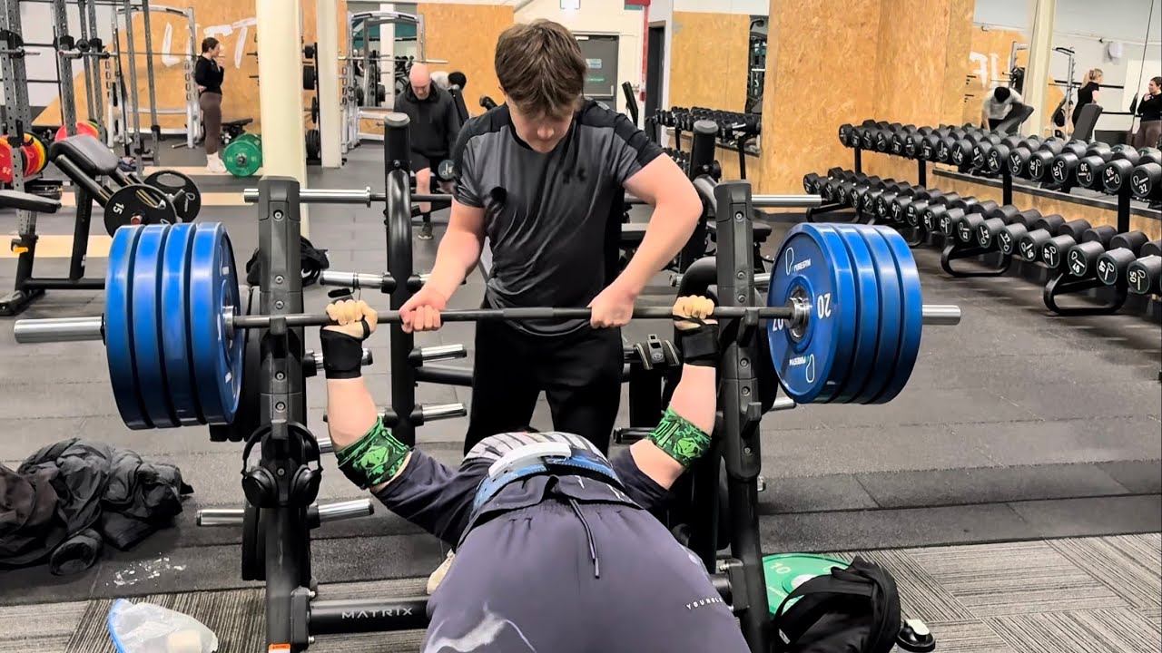 BENCHING 4 PLATES AT A PUREGYM AT 17 YEARS OLD + deadlift session