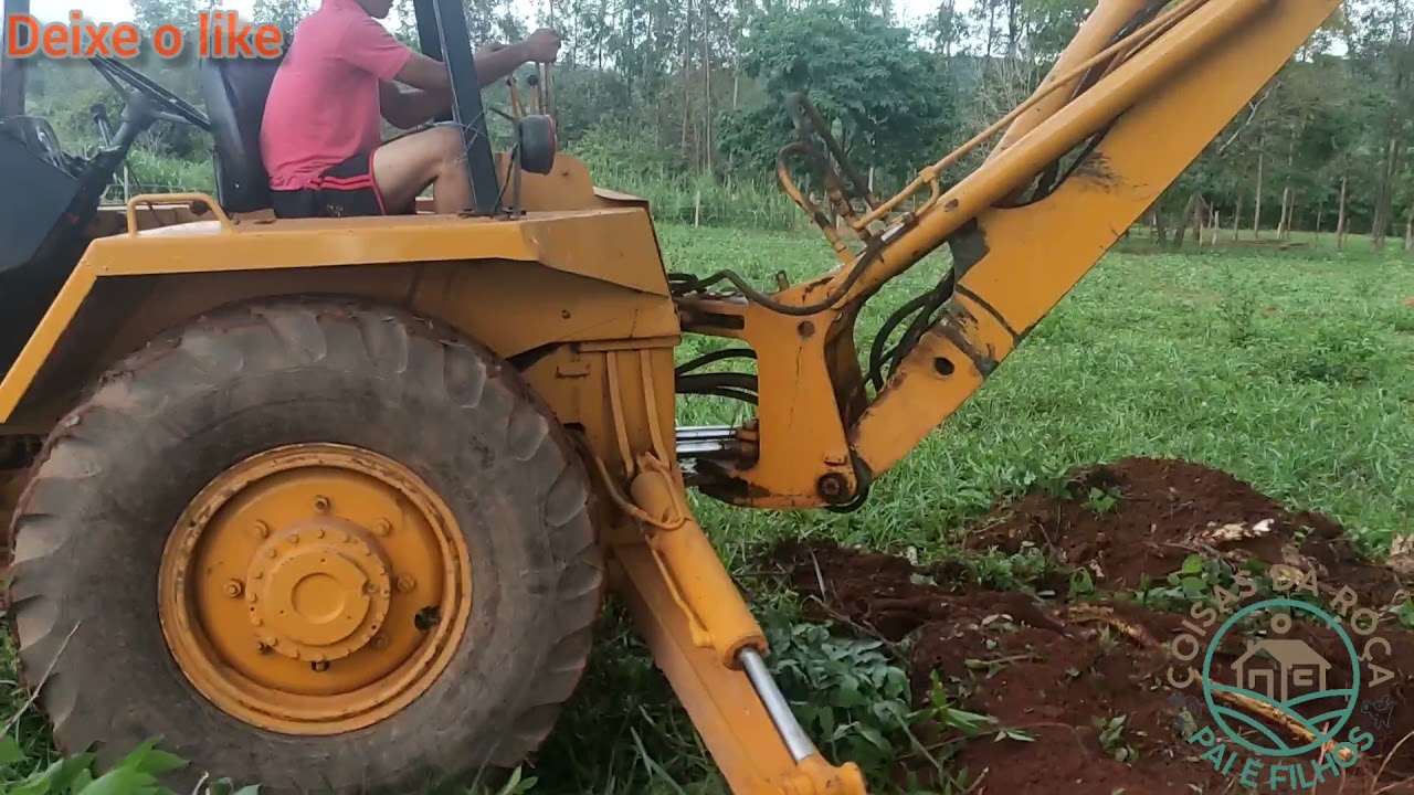 Derrubando árvores com retroescavadeira. 🌳✌🌾