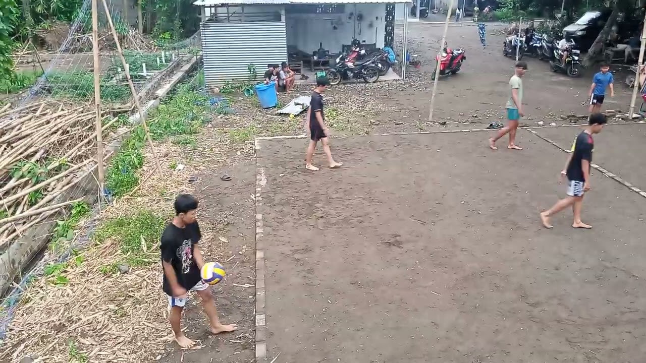 Voli ibu ibu Blotan RT 02 dengan Anak KKN UNY 2025. ( 26 Oktober 2025 )
