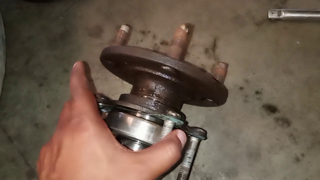How to Replace Maruti suzuki super carry rear axle oil seal.