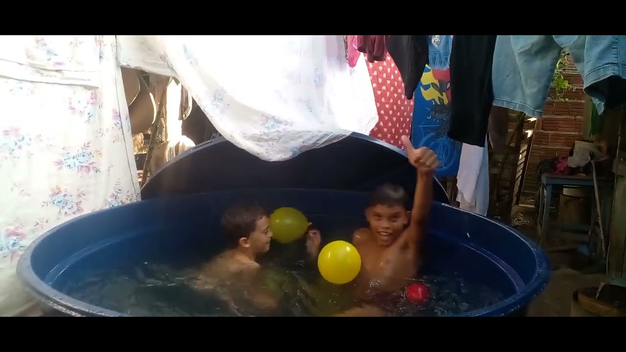 Tomando banho na piscina parte 1