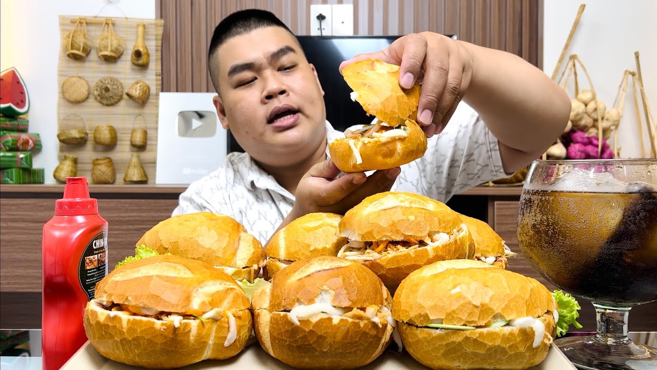 Bánh Mì Hình Con Cóc Topping Patê Bơ, Gà Xé, Chả… Thương Hiệu Gần 30 Năm Có Thật Sự Ngon? | Tập 495