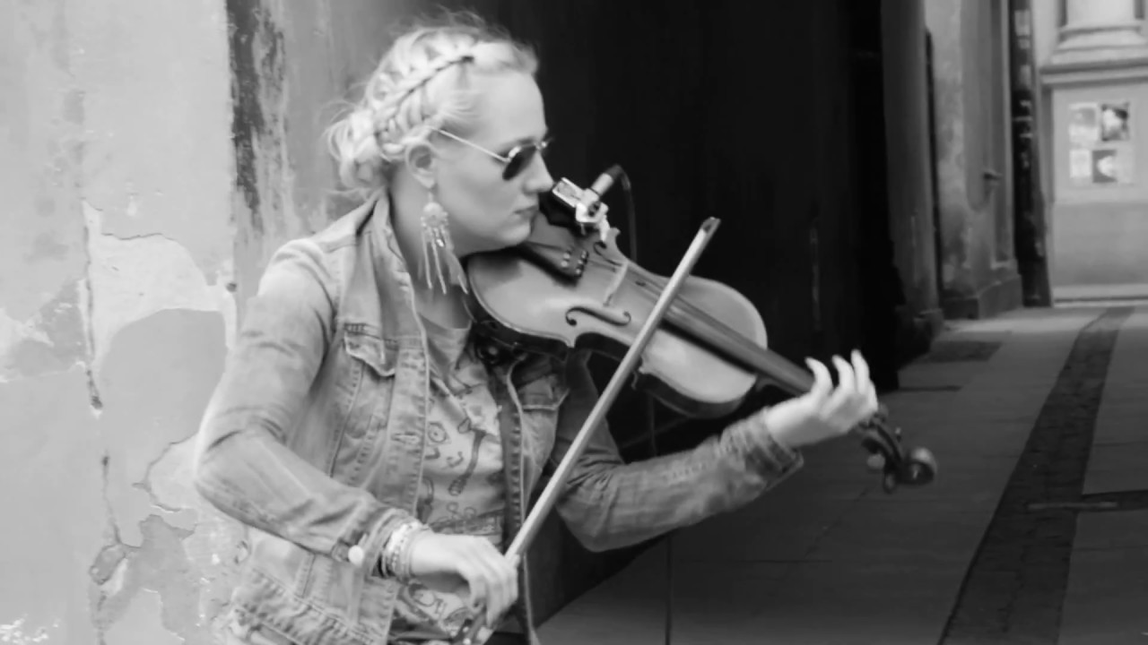 Street violinist , Warsaw  , cover Dangerous , Dominika Bienias skrzypaczka