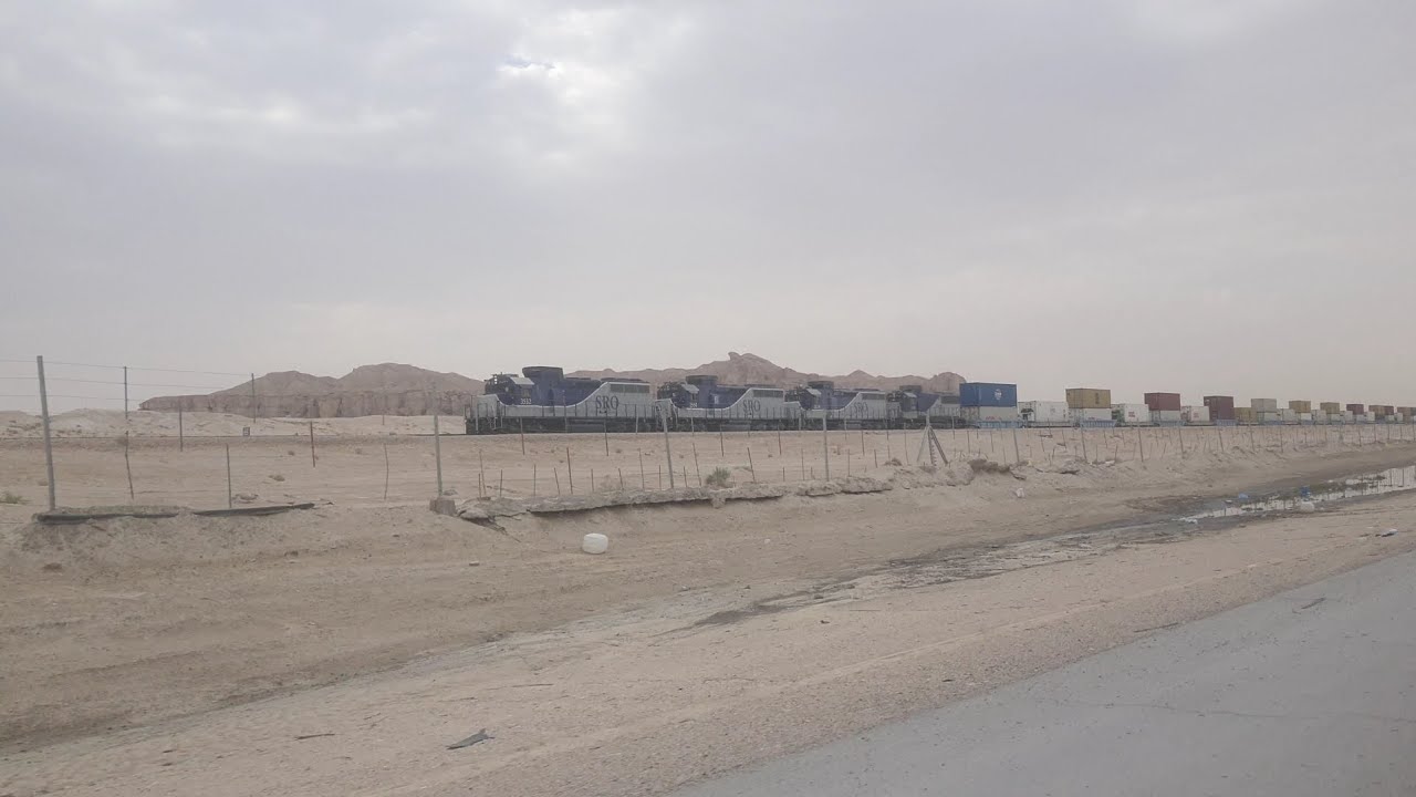 قطار بضائع مع مفردة منطلق إلى الرياض 