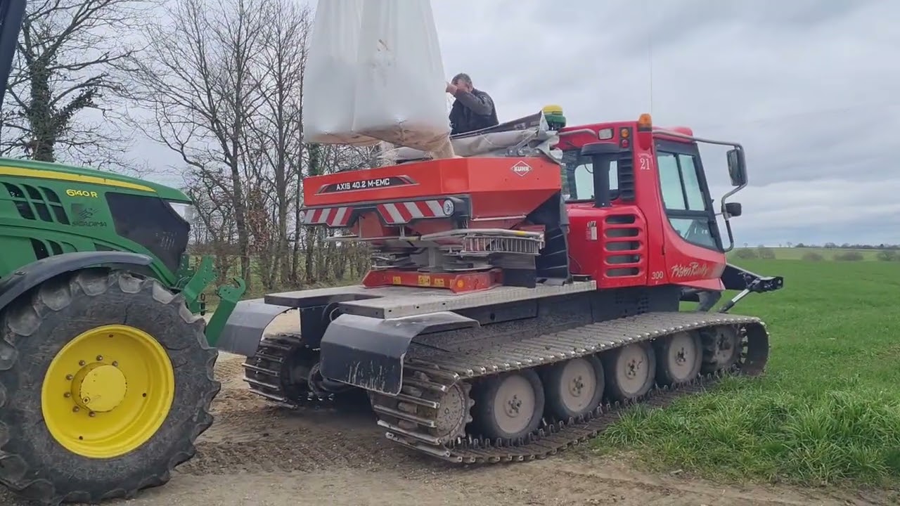 Epandage engrais avec chenillette pistenbully PB300 et Kuhn Axis 40.2