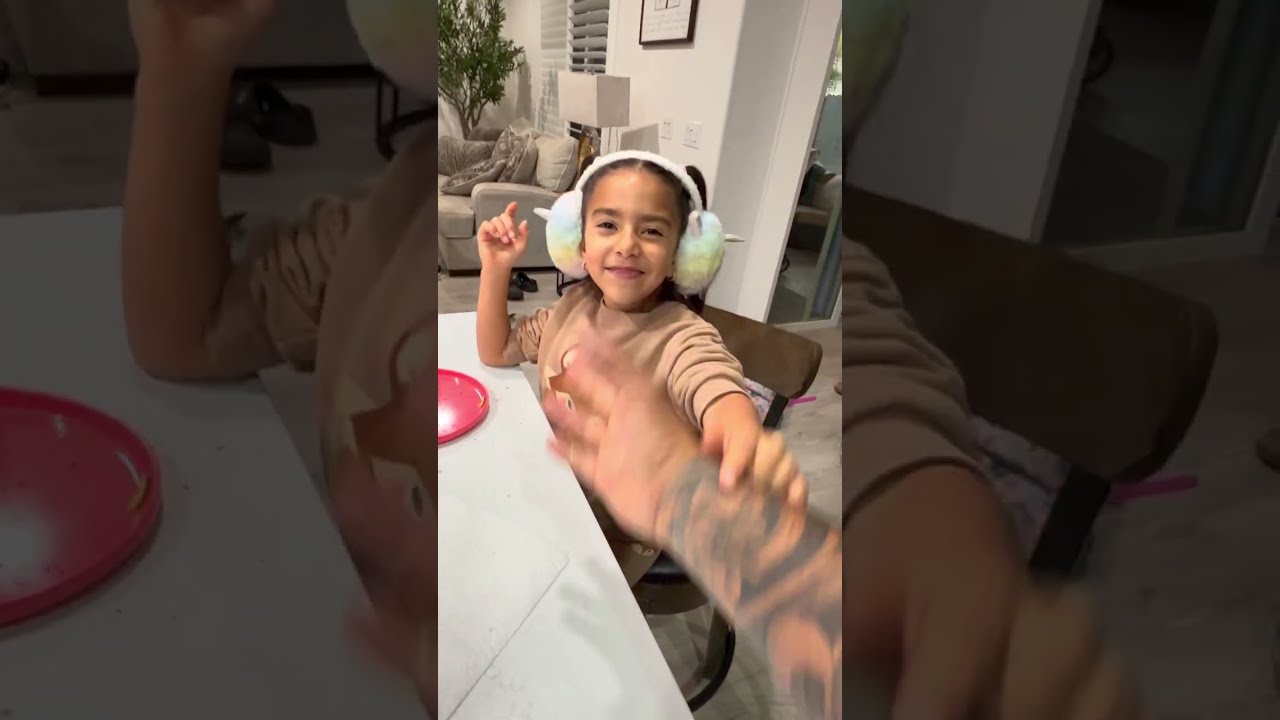 Dahlia emocionada, porque le llegó el ratón de los dientes 🐁🦷💸￼
