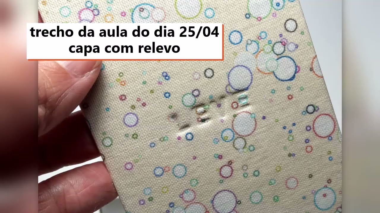 Aplicação de baixo relevo na capa