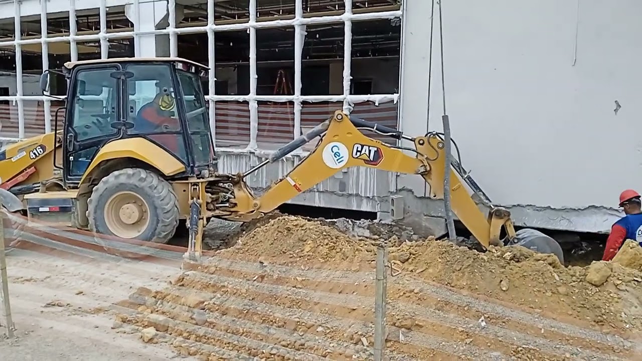 Escavações com Retroescavadeira CAT Caterpillar