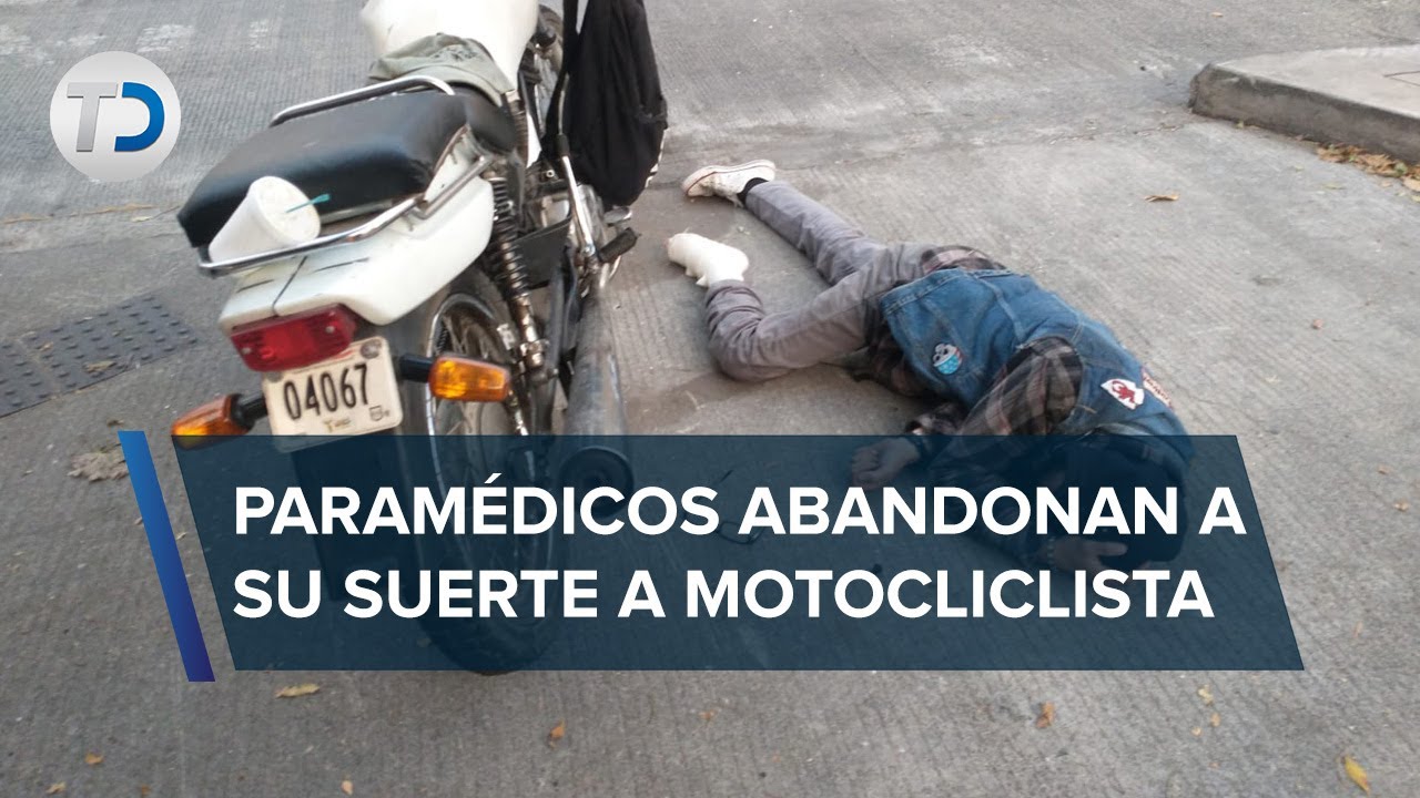 Motociclista es atropellado en CdMx; paramédicos sólo lo vendan y lo abandonan