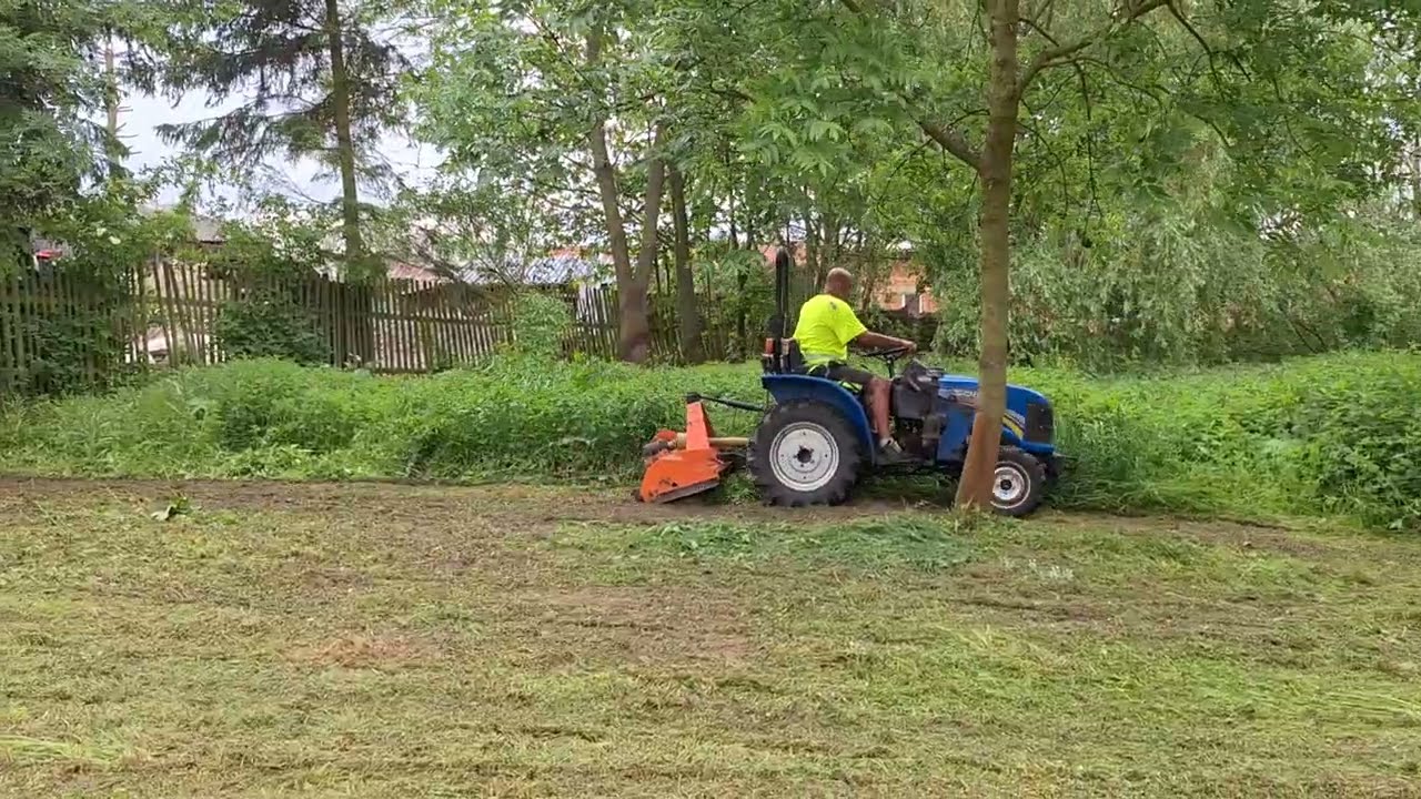 Traktor Solis 20 a mulčovač Dabaki - mulčování