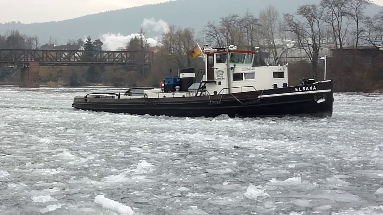 Eisbrecher auf dem Main in Miltenberg