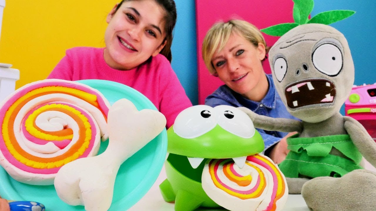 Play Doh kurabiye! Oyuncak Kafe’de Zombi ve Om Nom için tatlı yapıyoruz