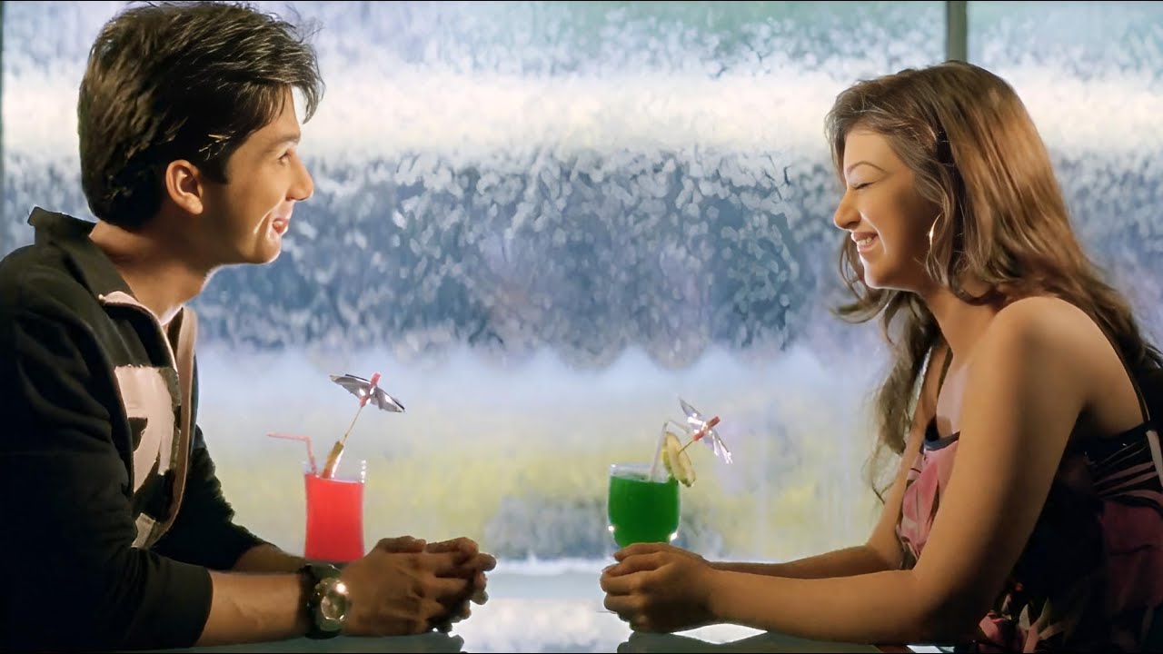 Padosi Ke sath Hui Date Fix  - Shahid Kapoor Or ayesha Takia Ka Romantic Scene