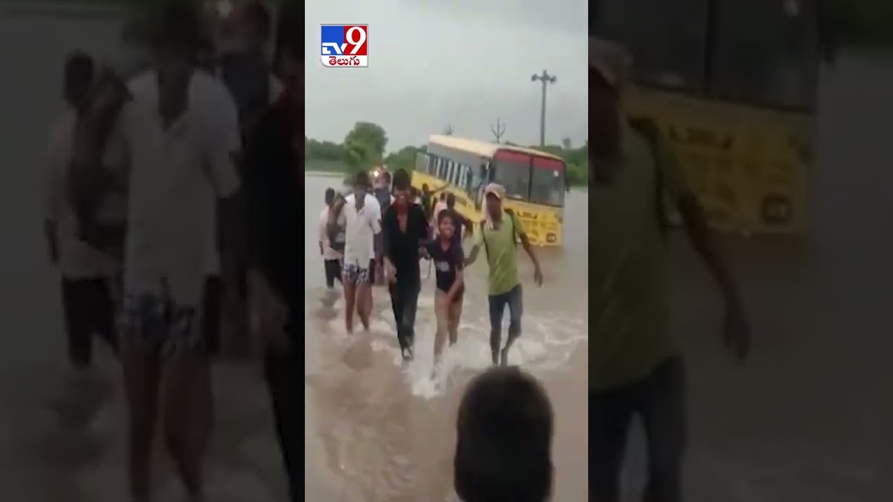 Locals rescue kids from school bus stuck in waterlogged - TV9