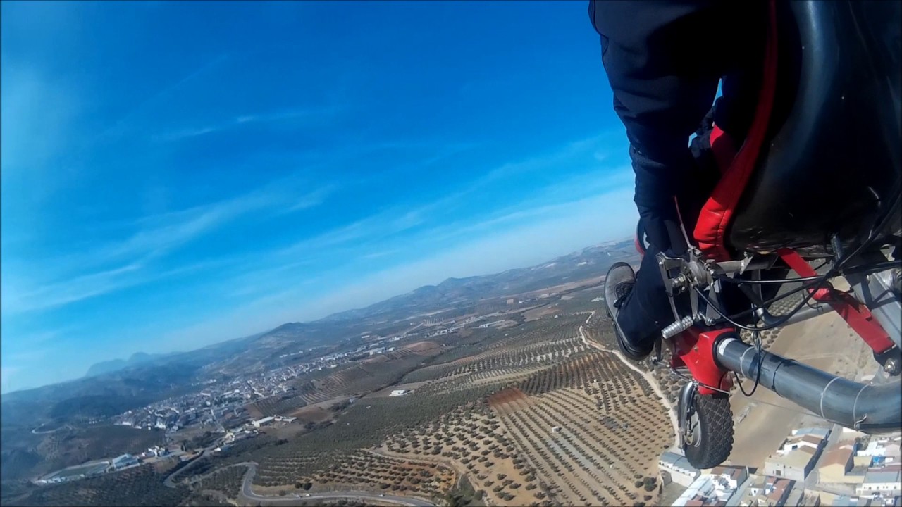 Autogiro sobrevolando Martín de la Jara