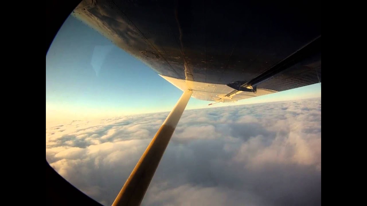 sbucare dalle nuvole per vedere tutto pi&ugrave; chiaro skydive salgareda
