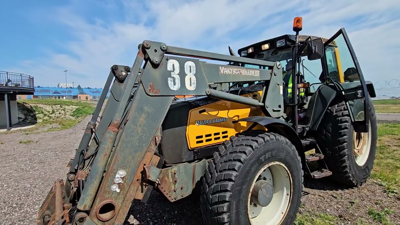 URE_1: Traktor Valtra Valmet 8450-4, 3297EK