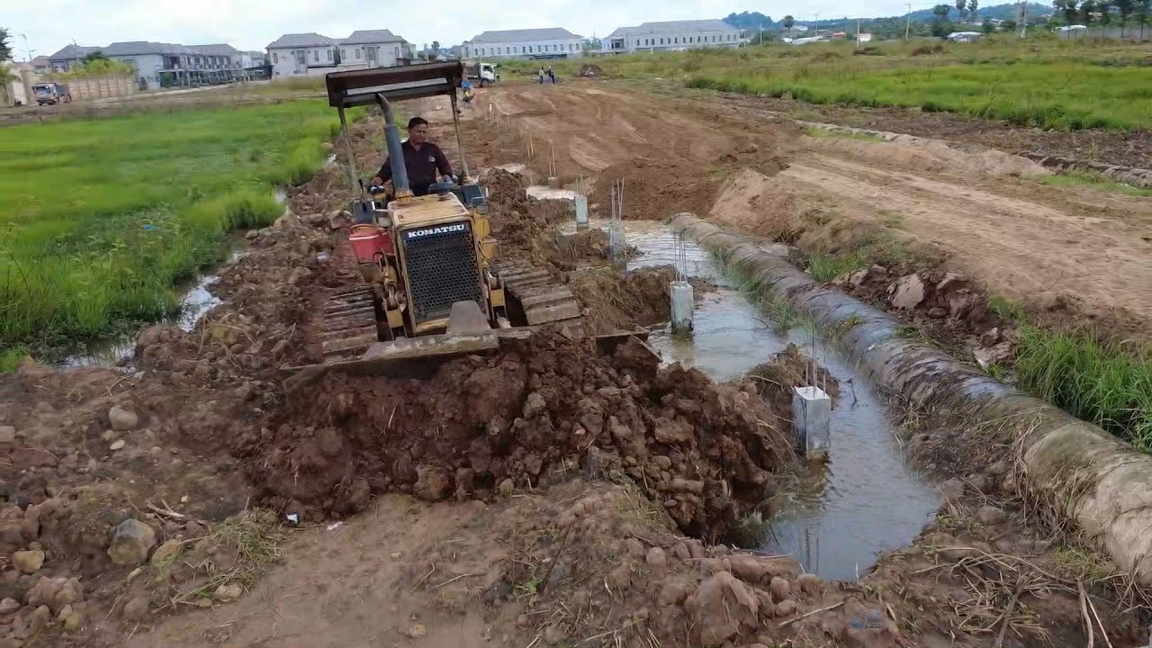 Bulldozer Delete The Drain System Thoroughly, New With water and sewage systems are being developed.