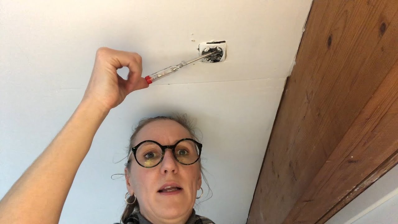 T&Oslash;R DET SELV - s&aelig;tter lampe op i loftet