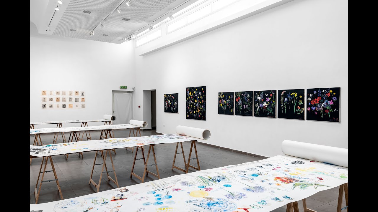 סיור בתערוכה מקיץ לאביב: מגילות ואינוונטרים עם האמנית נורית גור לביא קרני בגלריה במעלות-תרשיחא