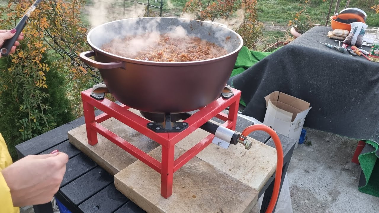 Fierbere zacusca cu vinete la arzator pirostrie pe gaz din fonta  !