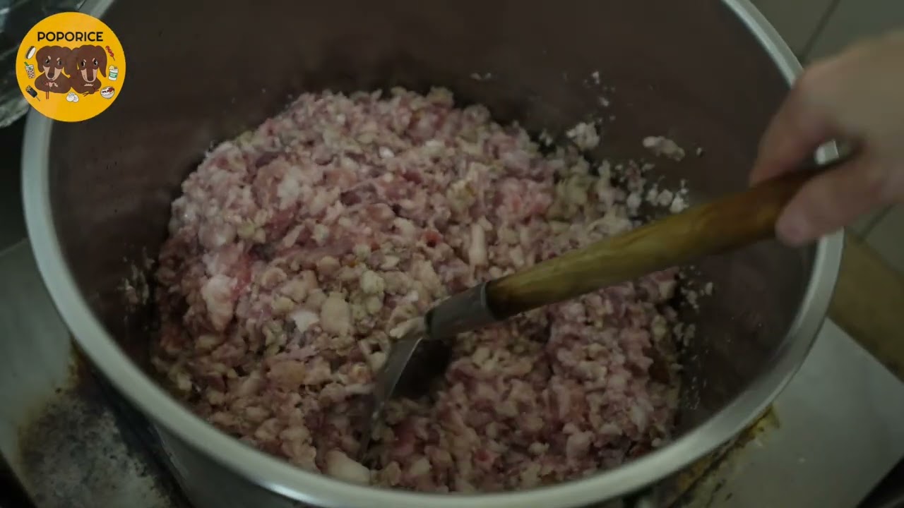 台湾でMRT士林駅近く、米糕の上にソテーしたひき肉をのせ 記憶に残る味です
