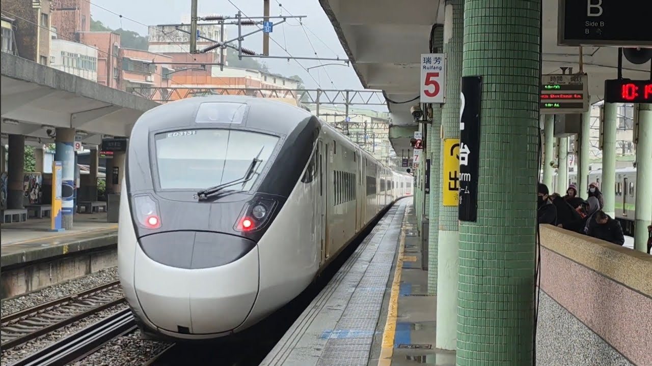 280次斗六發車開往花蓮的EMU3000型十二輛編組EMU3013皮蛋豆腐騰雲號紅色帶新城際自強號列車，和4135次福隆發車經由宜蘭線開往樹林的銀綠色微笑號EMU900型十輛一編組EMU920區間車