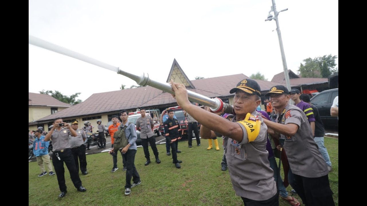 Pastikan Semua Siap... Kapolda Kalbar Mengecek Peralatan Pemadam Karhutla