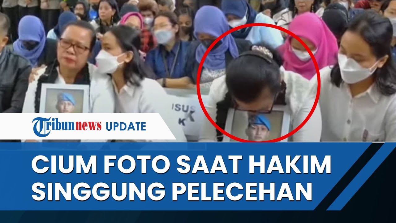 Ibu Brigadir J Cium Foto Brigadir J di Saat Hakim Singgung Pelecehan dalam Vonis Ferdy Sambo