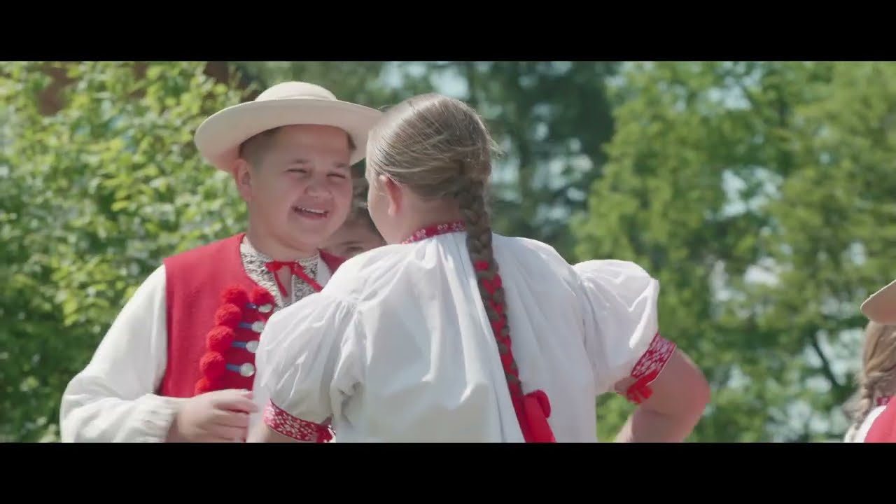 Zabawy i tańce na placu - Zespół Regionalny MAŁA ISTEBNA - 28 Święto Dzieci Gór w Nowym Sączu