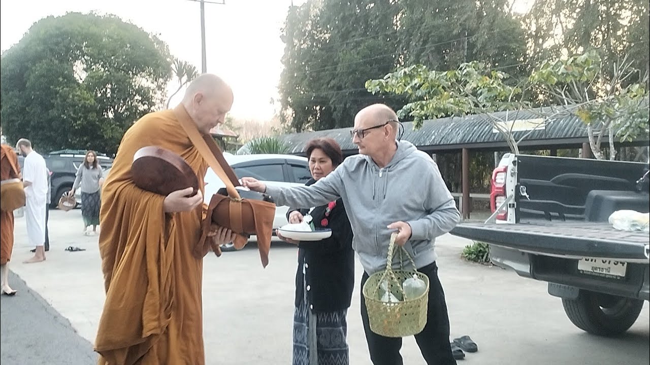 พระฝรั่ง ชาวต่างชาติ พระอาจารย์มาร์ติน ปิยธัมโม ออกรับบิณฑบาต 1-02-2569 #วัดภูฆ้องทอง 