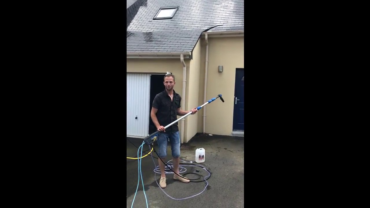 Il traite et nettoie son toit en 4 minutes chrono !