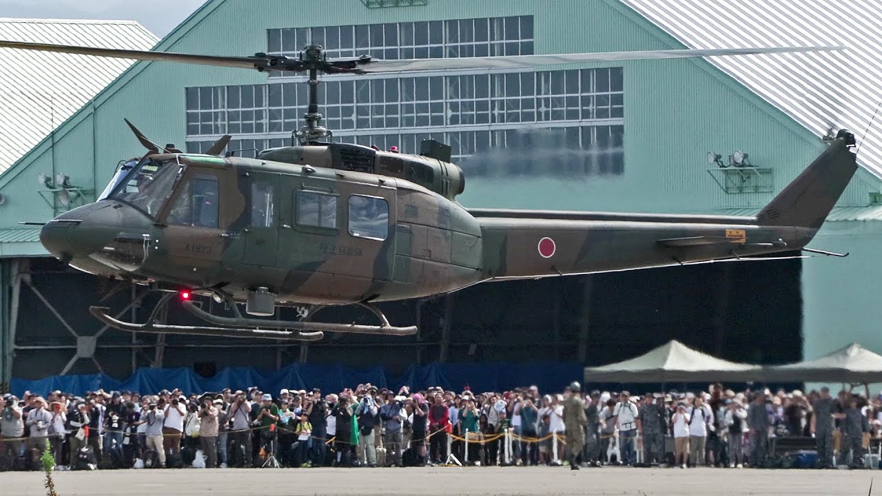 【小松基地航空祭】災害派遣部隊のUH-1J・UH-2 多用途ヘリコプターが観客の前から次々に離陸（陸上自衛隊中部方面航空隊中部方面ヘリコプター隊）Japan's Subaru UH-1J / UH-2