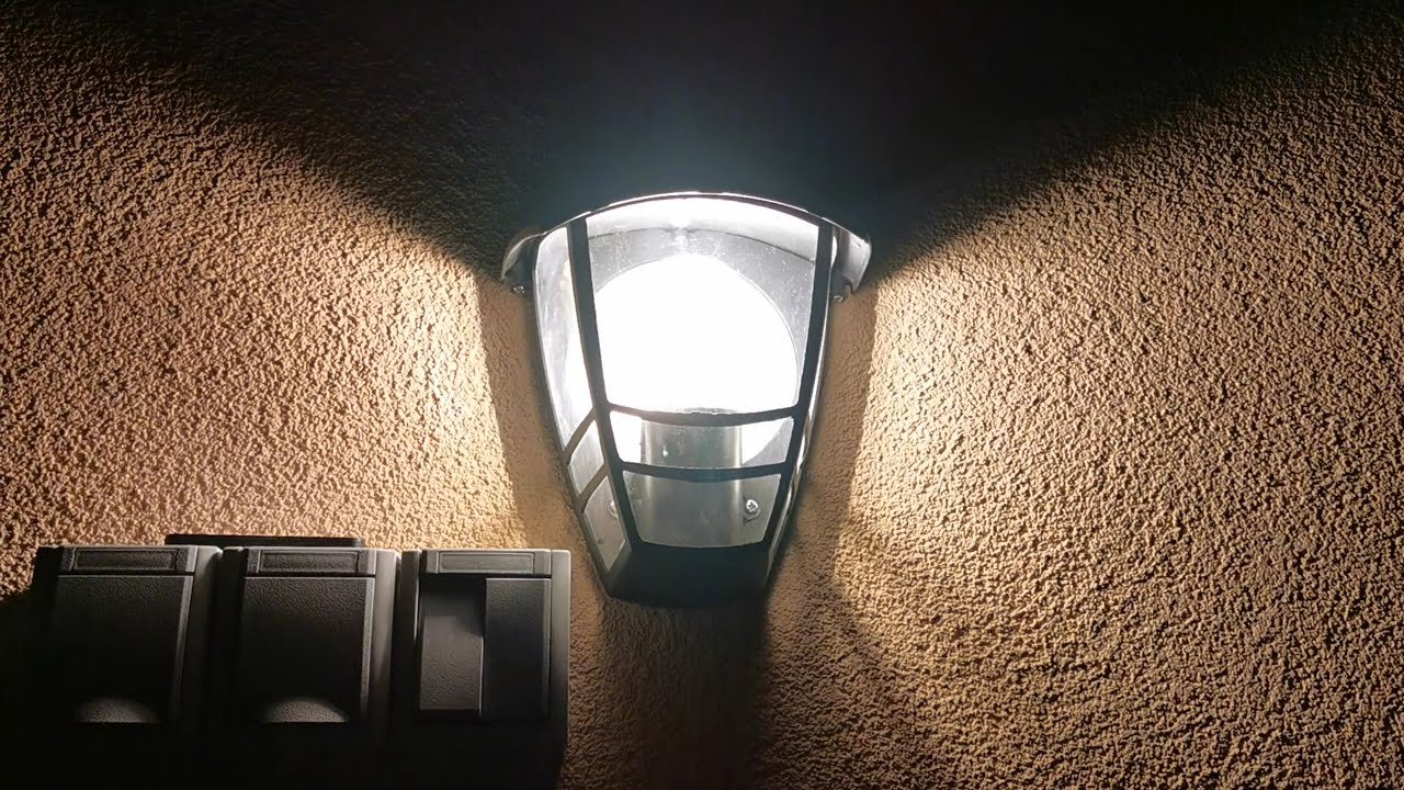Уличный настенный светильник Philips MyGarden Creek — обзор и установка
