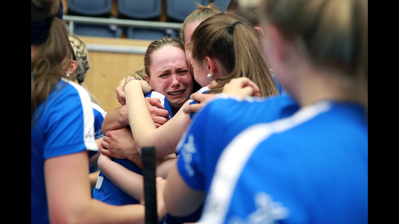 Onnenkyyneleitä ja halauksia kultahuumassa – U19-naiset palkitsivat toinen toisensa mitaleilla