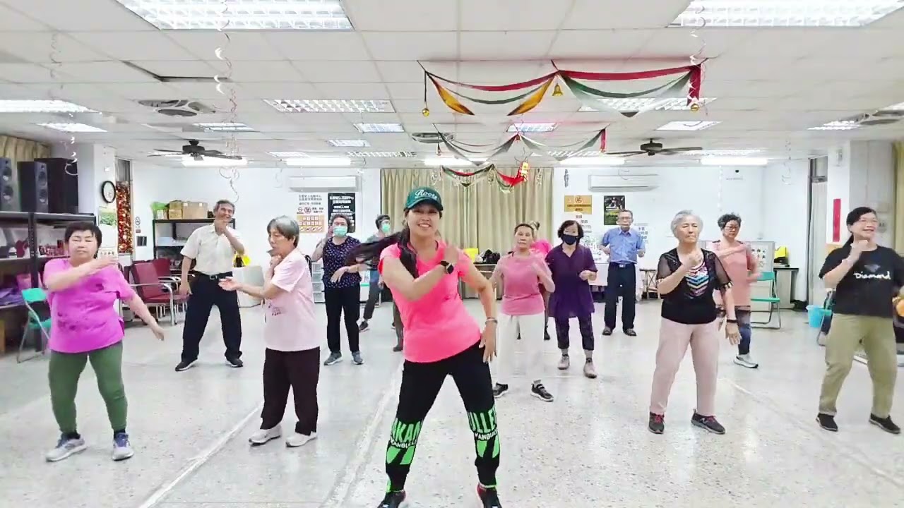 週五運動伸展午班  /  風會來花會開  編舞&指導老師:李李【現學現錄】風吹遍野，粉嫩嫩的花朵吸引蜜蜂的造訪，保持樂觀的態度 ，才會有積極快樂的人生。