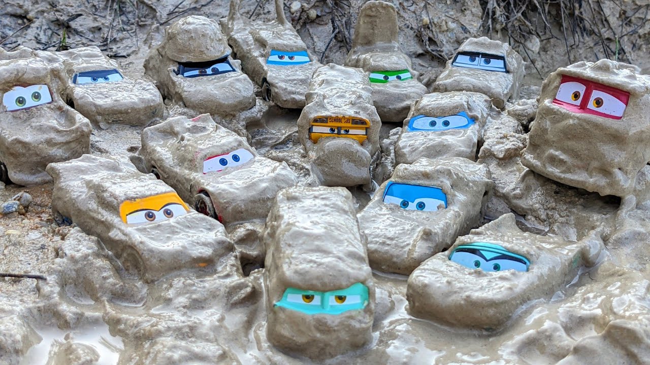 Disney Pixar Cars Lightning Mcqueen, Sally, Mater, Cruz Ramirez | Muddy Car Toys Fall into the Water