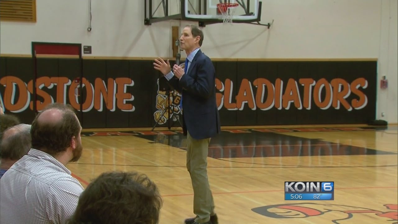 Senator Ron Wyden speaks at town hall in Gladstone