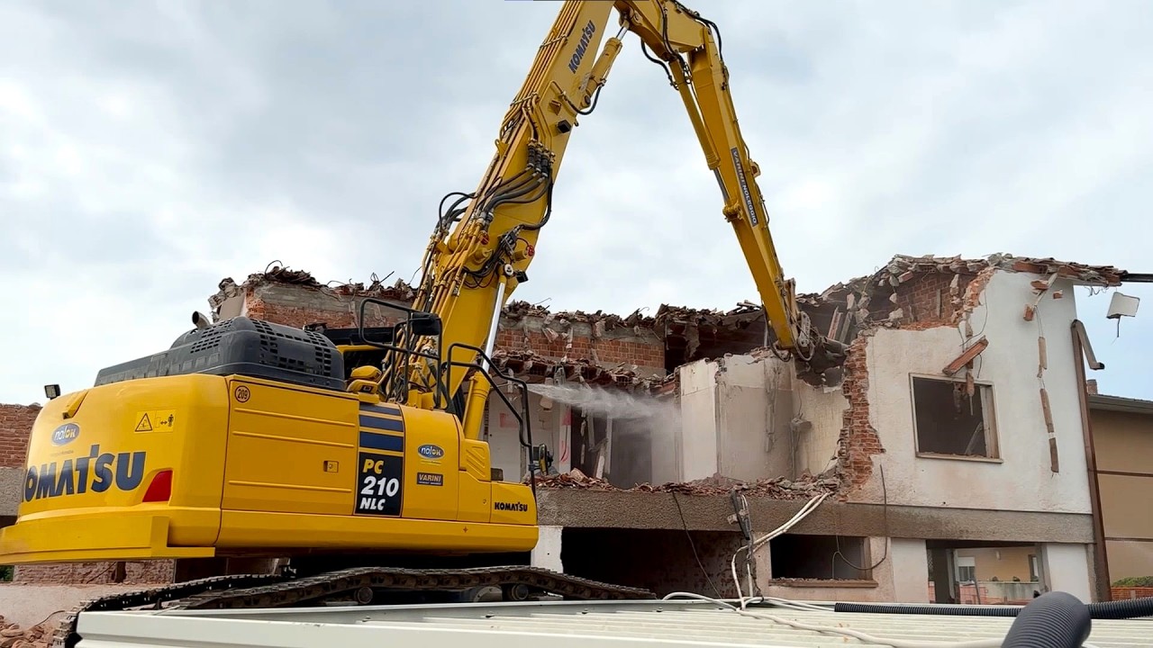 KOMATSU PC210NLC DEMOLITION of a school - San Giovanni al Natisone, Italy