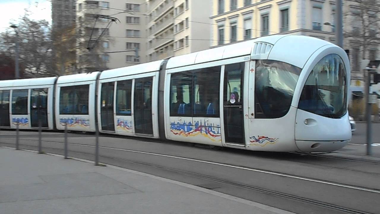 Lyon : Citadis 302 &agrave; Grange Blanche (ligne T2)