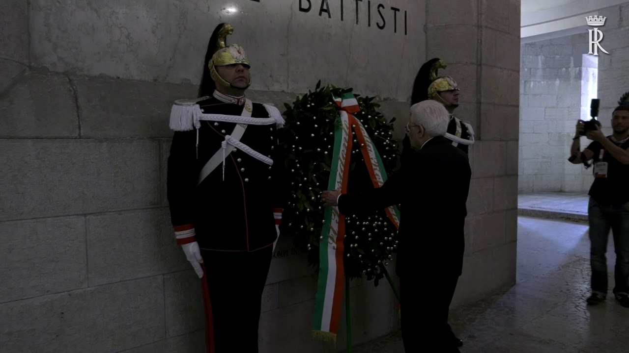 Trento -  il Presidente Mattarella depone una corona al Mausoleo Cesare Battisti