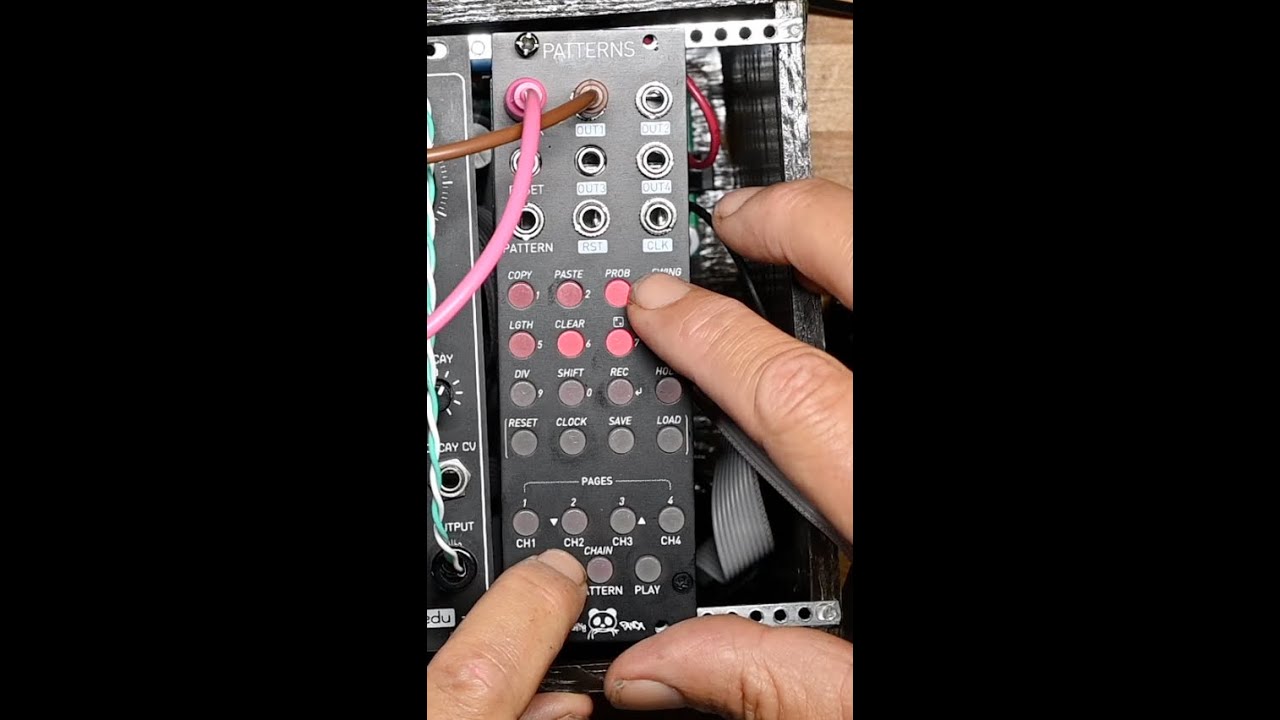 C.K. собирает комплект секвенсора Patterns от Patching Panda, eurorack