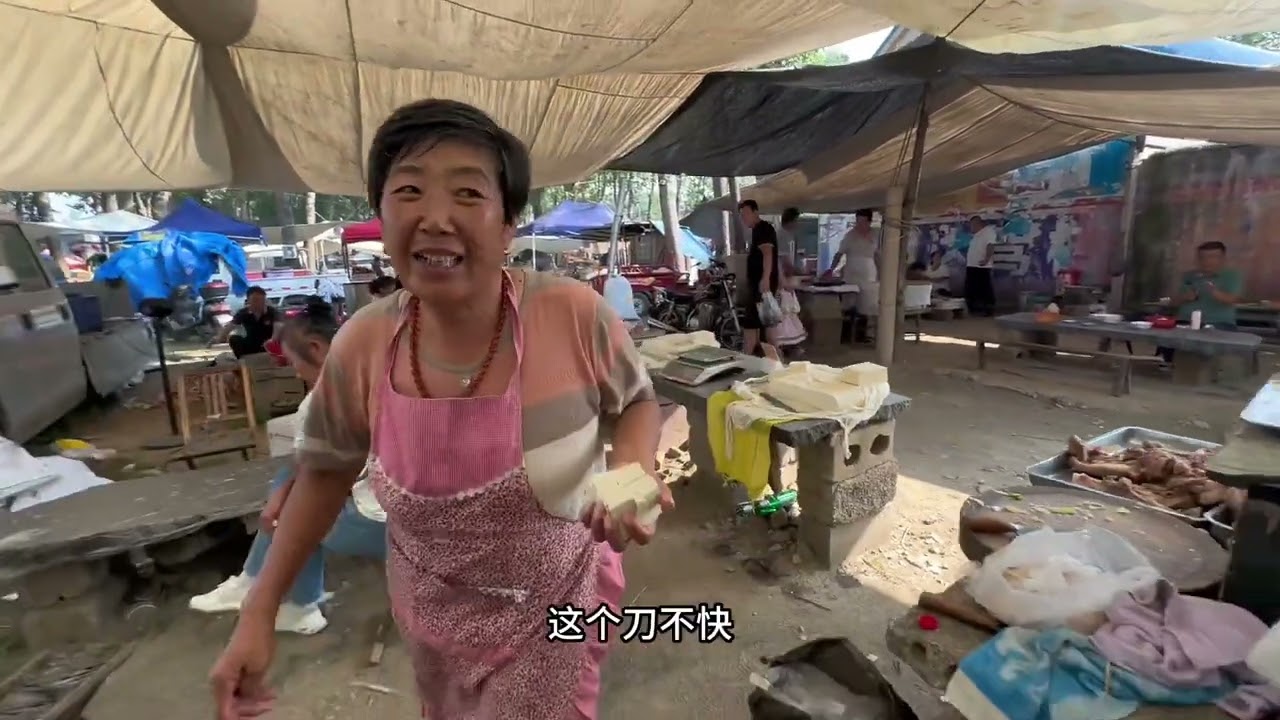山东大集最火猪杂汤，两个小时已经卖了三大锅，要上一份猪大肠。