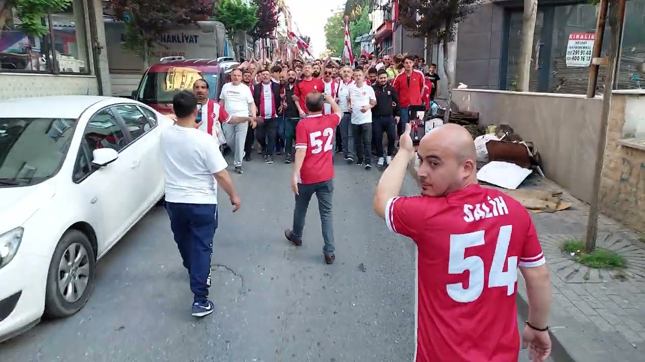Ferikoy Spor SAL ligi Sampiyonluk kutlamalari. Baruthane caddesi yaniyor.