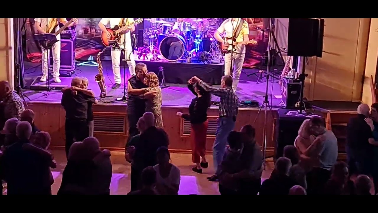 Holidays på søndagsdans i Skoga.