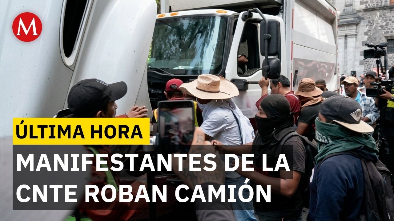 Manifestantes de la CNTE intentan tomar cami&oacute;n de limpia para derribar vallas en el Z&oacute;calo