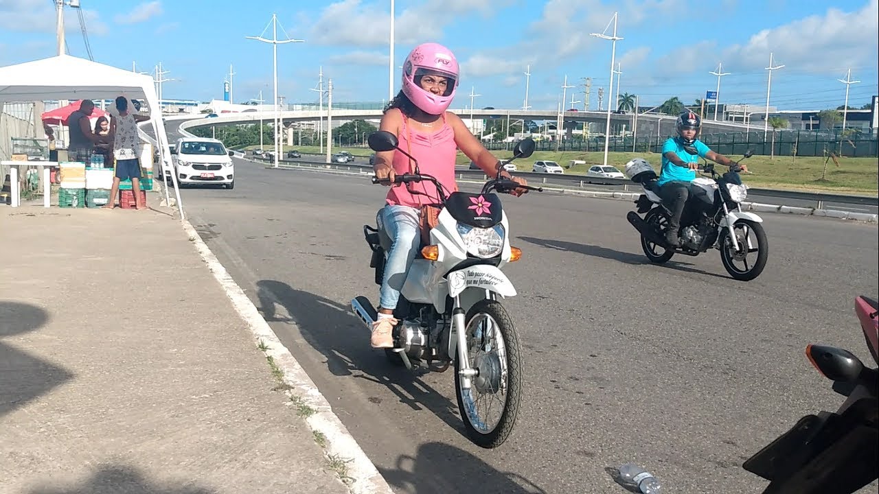 FABIANE NO TRANSITO COM SUA MOTO