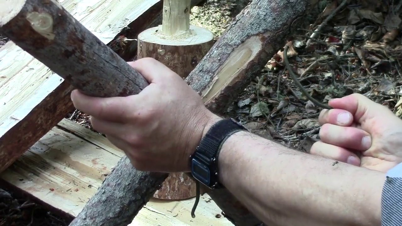 Bushcraft: полезный походный стол из расколотых бревен